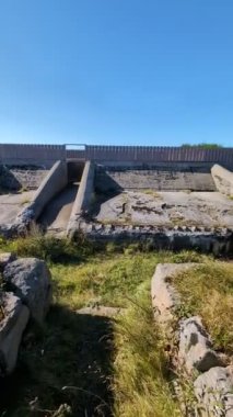 Eski kalenin yıkıntıları doğa manzarası 