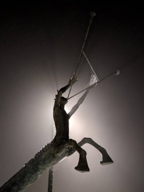 Centaur benzeri bir heykelin gece manzarası