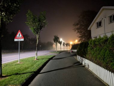 Işıklı ve ağaçlı güzel şehir manzarası