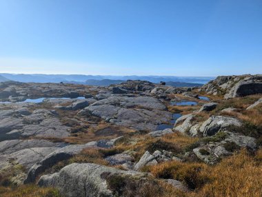 Mavi gökyüzü ile dağların güzel manzarası 