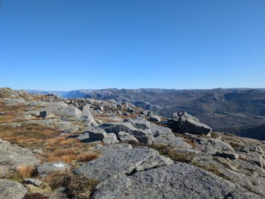 Mavi gökyüzü ile dağların güzel manzarası 