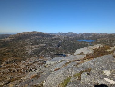 Mavi gökyüzü ile dağların güzel manzarası 