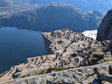 Dağlardaki kayalıklarda turistlerin güzel manzarası