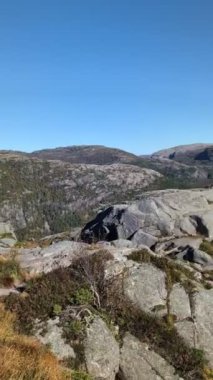 Norveç 'in sonsuzluğundaki güzel dağ manzarası