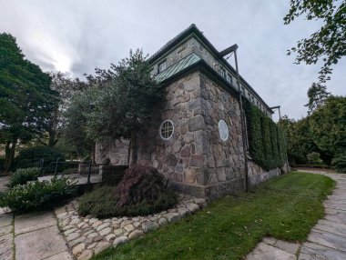 Parktaki antik taş binanın güzel manzarası