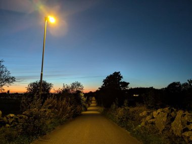 Gece ışıklarıyla güzel bir yol manzarası.