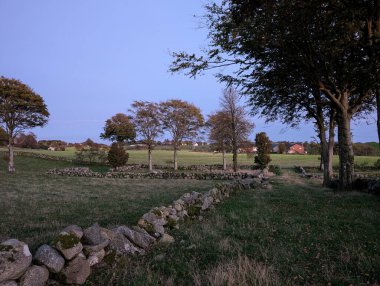 Doğa arka planında, dağlardaki köyün manzarası.