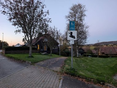 Parkın arka planında yol işareti var.