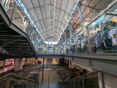 Gdansk, Polonya - 27 Eylül 2024: Eski Polonya 'nın kuzeyindeki Gdansk kasabasının Pazar Salonu' ndaki tarihi kalıntılar.