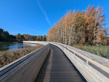 Nehrin diğer tarafına giden uzun tahta köprü.