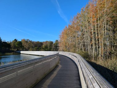 Nehrin diğer tarafına giden uzun tahta köprü.