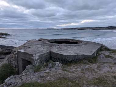 Deniz kıyısında terk edilmiş bir askeri sığınak. 