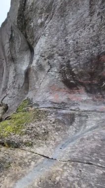 Dev bir kaya ve gökyüzünün yakın görüntüsü 