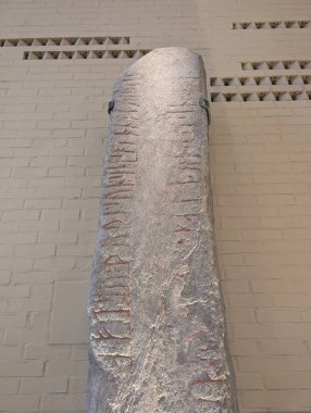 Müzedeki aydınlatılmış taş sergisinin yakın görüntüsü