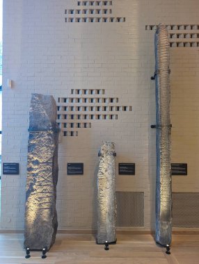 Müzenin içi taş sergilerle dolu.