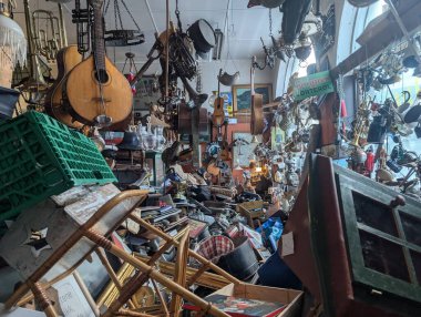 Bir çok enstrüman ve diğer vintage nesnelerin bulunduğu bir dükkanın içi 