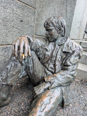 Bergen, Norveç - 28 Mayıs 2018: Heykeltıraş Arne Maeland 'in Evsizler Heykeli. Bankanın girişinde bir insan heykeli. Bergen, Norveç, Avrupa