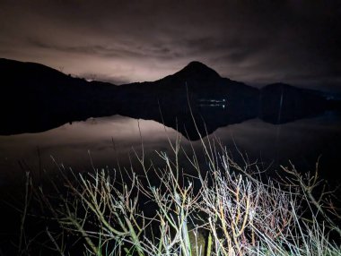 Dağlarda gölü olan doğa manzaralı gece manzarası