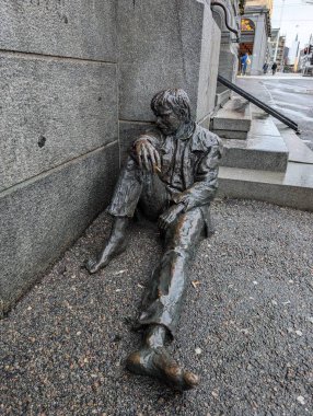 Bergen, Norveç - 28 Mayıs 2018: Heykeltıraş Arne Maeland 'in Evsizler Heykeli. Bankanın girişinde bir insan heykeli. Bergen, Norveç, Avrupa