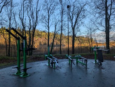 Parktaki spor aletleri, spor konsepti  