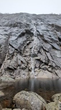 Dağlarda güzel şelale, doğal manzara