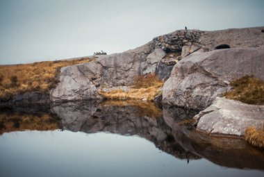 Büyük kayalık dağlarla çevrili muhteşem göl.