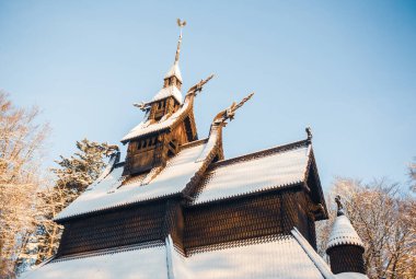 Kışın eski ahşap kilisenin güzel mimarisi 