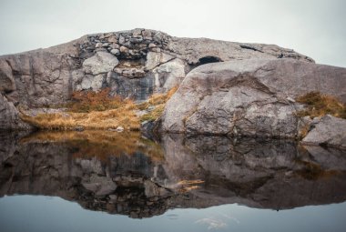 Büyük kayalık dağlarla çevrili muhteşem göl.