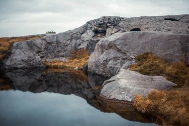 Büyük kayalık dağlarla çevrili muhteşem göl.