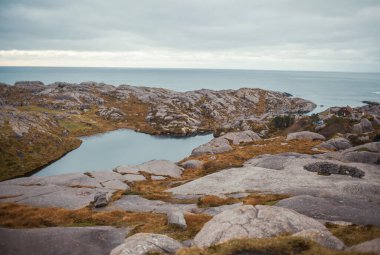 Norveç Denizi 'nin kayalık kıyı şeridinden manzara