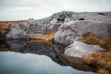 Büyük kayalık dağlarla çevrili muhteşem göl.
