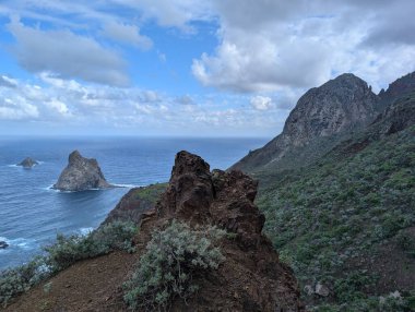 Deniz ve mavi gökyüzü olan güzel dağ manzarası 
