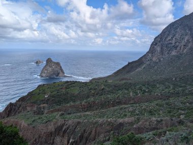 Deniz ve mavi gökyüzü olan güzel dağ manzarası 