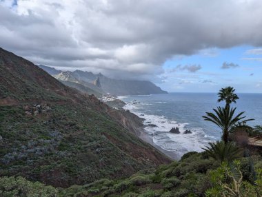 Deniz ve mavi gökyüzü olan güzel dağ manzarası 