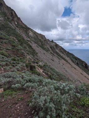 Deniz ve mavi gökyüzü olan güzel dağ manzarası 