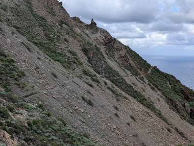 Deniz ve mavi gökyüzü olan güzel dağ manzarası 