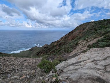 Deniz ve mavi gökyüzü olan güzel dağ manzarası 