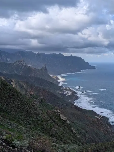 Güzel kayalık kıyı şeridi ve kabarık bulutlu gökyüzü. 