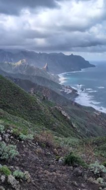 Kayalık okyanusun güzel manzarası