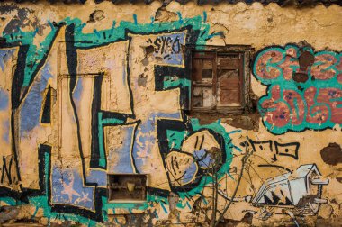 Terk edilmiş bir binanın duvarına grafiti, sokak sanatı.