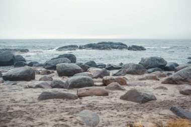 Norveç 'teki kayalık kıyı şeridinin doğa manzarası