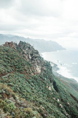 Okyanusla kayalık kayalıkların güzel bir görüntüsü.