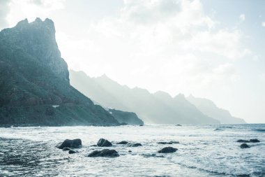 Güzel kayalık deniz manzarası 