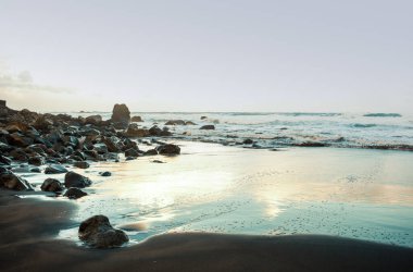 Güneşli bir günde taşlı plaj 