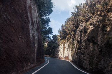 Dağ manzarasında boş asfalt yolu