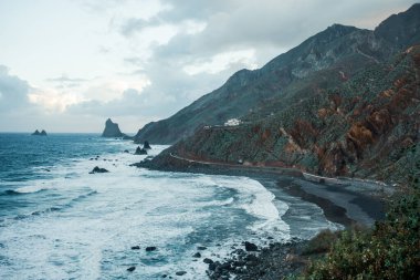 Güzel kayalık deniz manzarası