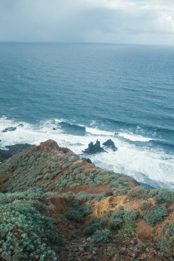 Güzel kayalık deniz manzarası