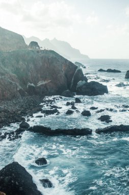Norveç 'teki kayalık kıyı şeridinin doğa manzarası