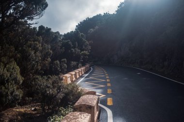 Dağ manzarasında boş asfalt yolu