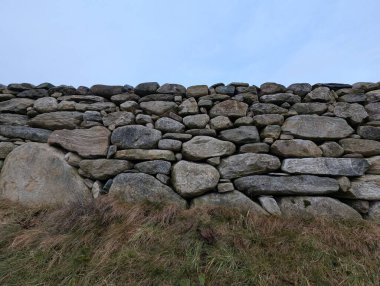 Çimenli kayalardan yapılmış granit duvar. 